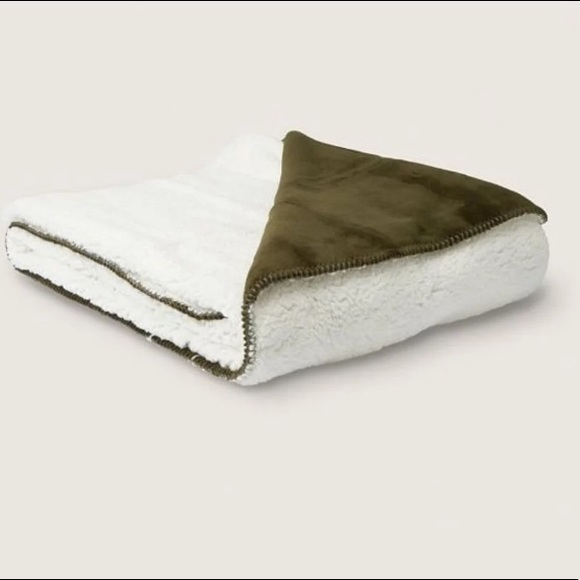 💚VS PINK Sherpa Blanket - Picture 2 of 4